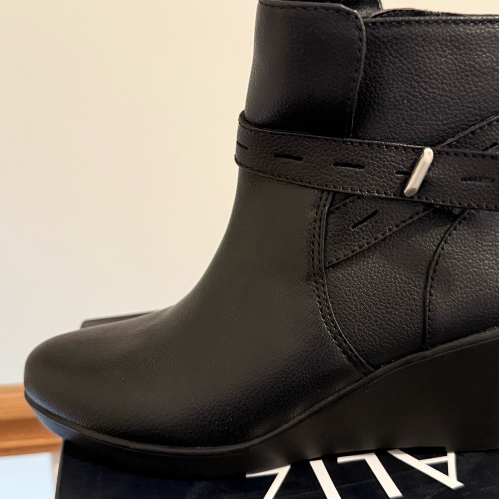 Naturalizer Black Ankle Booties Sleek and Versatile